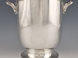 un vase en argent posé sur une table
