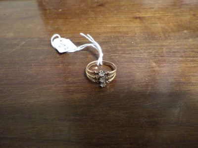 une bague posée sur une table, accompagnée d'une étiquette