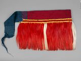 un gros plan sur un sac à main rouge et blanc orné de plumes