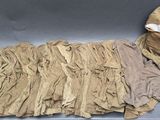 un morceau de tissu marron posé par terre à côté d'une paire de ciseaux