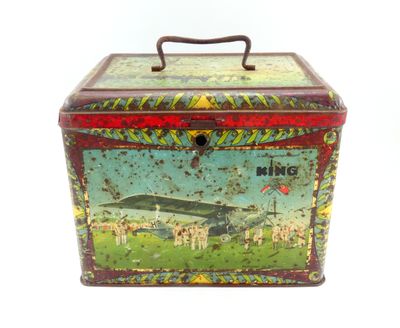 Grande boîte en tôle figurant un décor aéronautique imprimé.