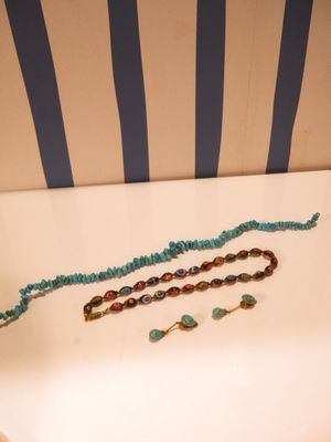 Des colliers et des bracelets sont exposés sur une table dans une pièce