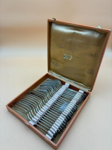 Service à poisson en métal argenté en coffret comprenant 12 fourc