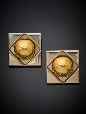 paire de boucles d'oreilles carrées en or et en argent, ornées d'un visage de chaque côté