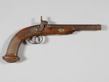 gros plan d'un fusil jouet sur une surface blanche