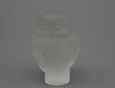 une image représentant une figurine en verre dépoli représentant le visage d'un homme