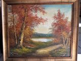 une peinture à l'huile représentant un paysage boisé avec un lac en arrière-plan