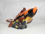 une figurine représentant un poisson posé sur un rocher