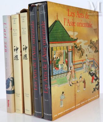 trois livres sont empilés sur une table