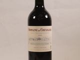 une bouteille de vin posée sur une table