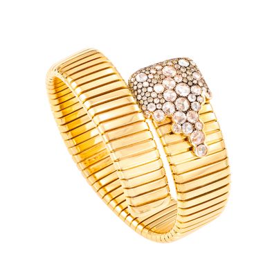 gros plan d'une bague en or avec des diamants sur fond blanc
