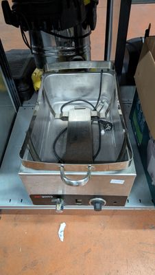 une image représentant un chariot élévateur avec une caisse dessus