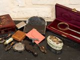 un grand nombre d'objets posés sur une table