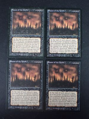 quatre cartes d'un jeu représentant un ciel et des arbres en arrière-plan