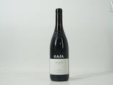une bouteille de vin posée sur une table
