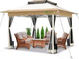 une image représentant un kiosque avec deux chaises et une table à l'intérieur