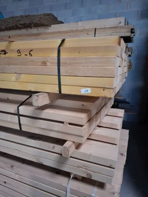 une pile de planches de bois empilées les unes sur les autres