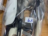 un sac en plastique rempli d'objets divers posé sur une table en bois