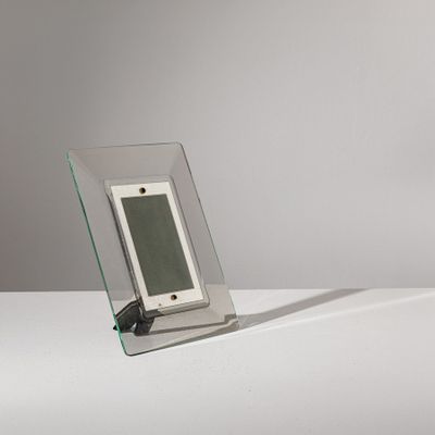 un cadre photo en verre muni d'une horloge numérique