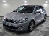 la voiture argentée est garée dans le garage sur le sol en damier