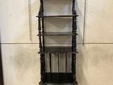 une étagère sur laquelle est posée une horloge