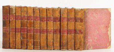 plusieurs vieux livres sont empilés sur une surface blanche