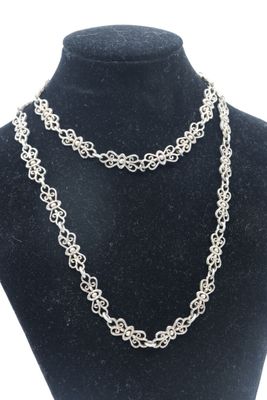 gros plan d'un collier sur un mannequin mannequin