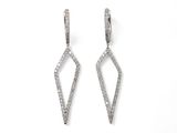 une paire de boucles d'oreilles en diamant sur fond blanc