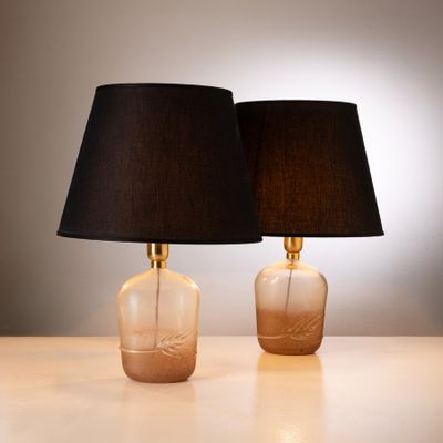 deux lampes posées sur une table, avec un abat-jour noir