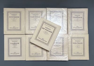 six livres de la Bible sont empilés les uns sur les autres