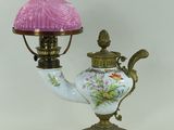 une lampe surmontée d'un abat-jour rose
