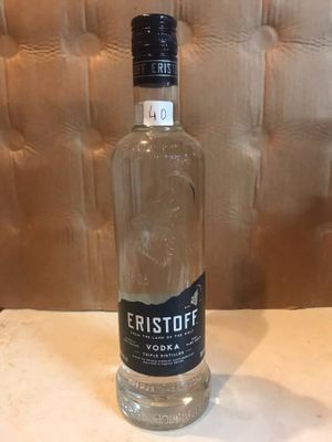 une bouteille de vodka vide posée sur une table