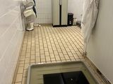 un trou dans le sol d'une salle de bains équipée de toilettes