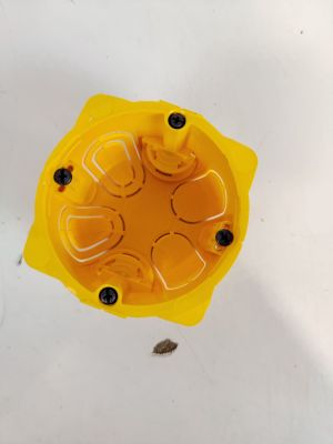 un objet jaune posé sur une surface blanche