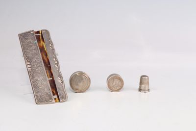 trois types de pièces différents et un étui en argent