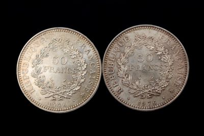 deux pièces d'argent, l'une ornée d'une couronne et l'autre d'une couronne