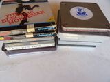 une pile de DVD posée sur une table à côté d'un disque dur