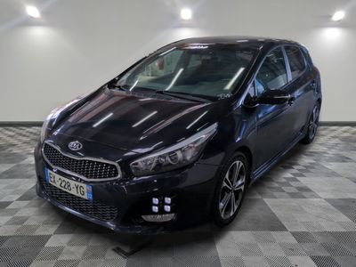 la voiture noire est garée sur un sol en damier dans le garage