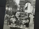une photo en noir et blanc d'une voiture sur laquelle est posé un drapeau
