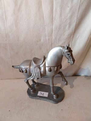 statue d'un cheval sellé, posée sur un socle, sur fond blanc