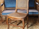 deux chaises et une table dans une pièce aux murs lambrissés
