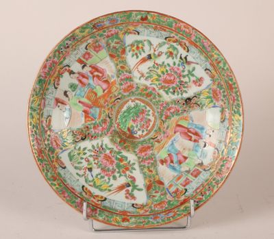 CHINE, Canton Plat en porcelaine à décor polychrome de scène…