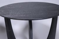 ETHNICRAFT. Paire de tables d'appoint en chêne teinté noir. (photo 5)