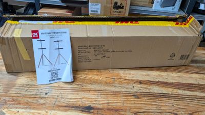 une boîte en carton posée sur une table en bois, avec une étiquette de prix dessus