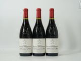 trois bouteilles de vin posées sur une table l'une à côté de l'autre