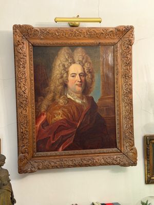 un tableau représentant un homme, accroché au mur