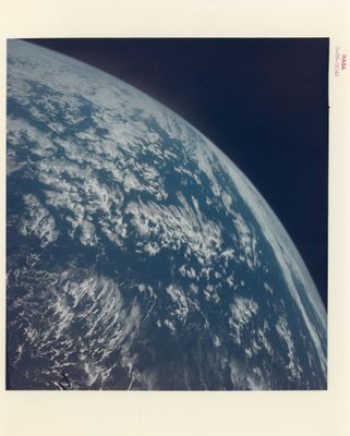 La vue de la Terre depuis l'espace montre l'horizon et les nuages