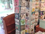 de nombreuses cartes sont exposées dans le magasin et mises en vente
