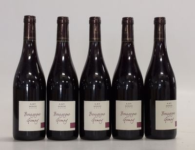 six bouteilles de vin rouge sont alignées sur une table