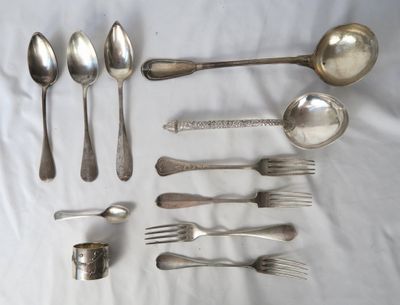 beaucoup de cuillères en argent et de cuillères sur une table